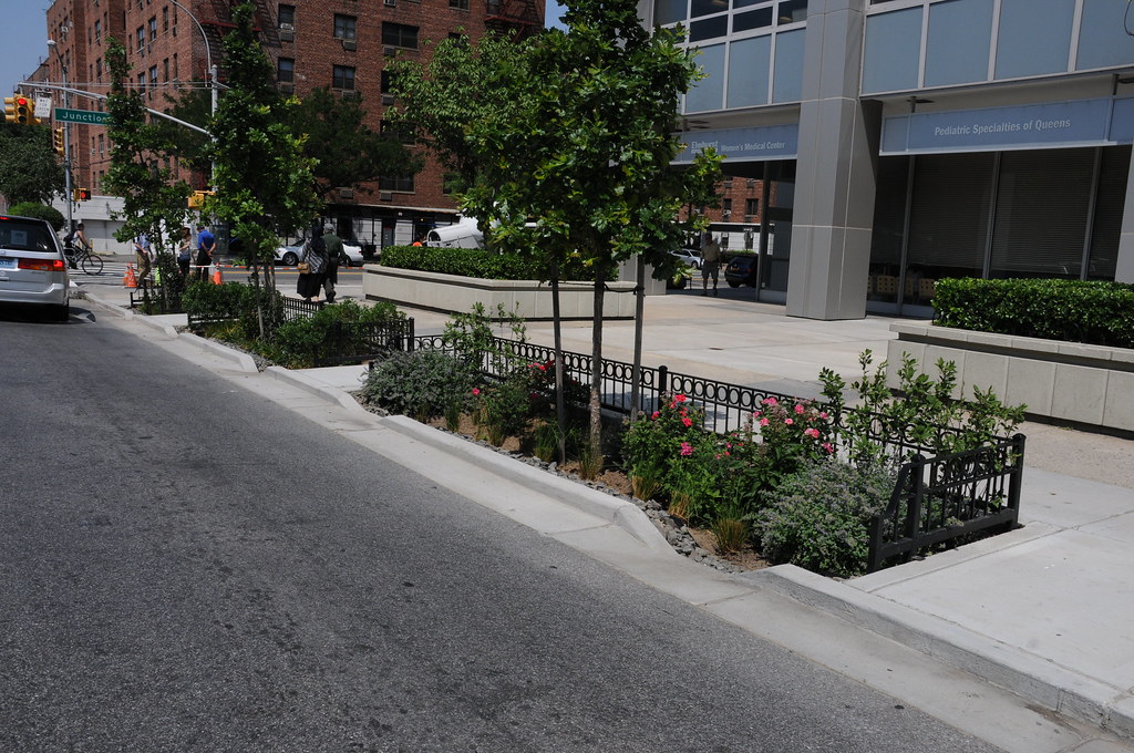 New York Citys Us 19 Billion Program To Combat Flooding Includes Hundreds Of Rain Gardens In The Borough Of Queens - Rainwater Management
